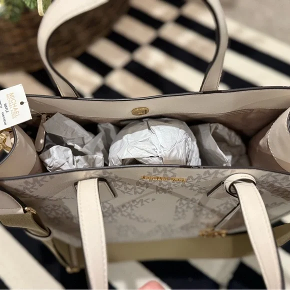 New with tags! Michael Kors “Maple” Tote Bag - Picture 3 of 5